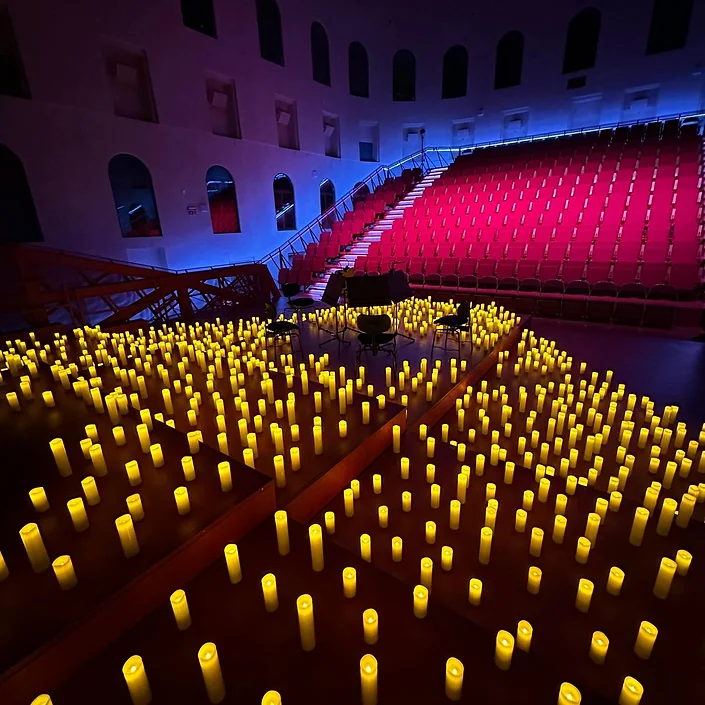 Koncert při svíčkách v Císařských lázních.